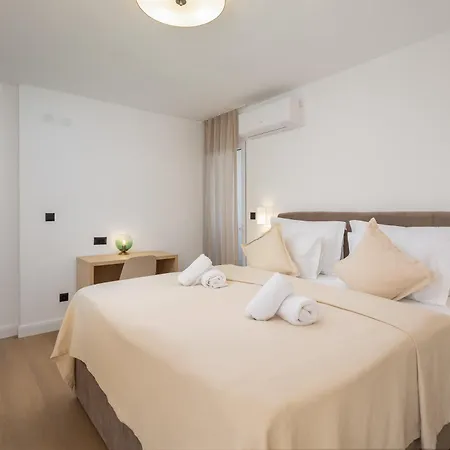 Leonela Apartment Split