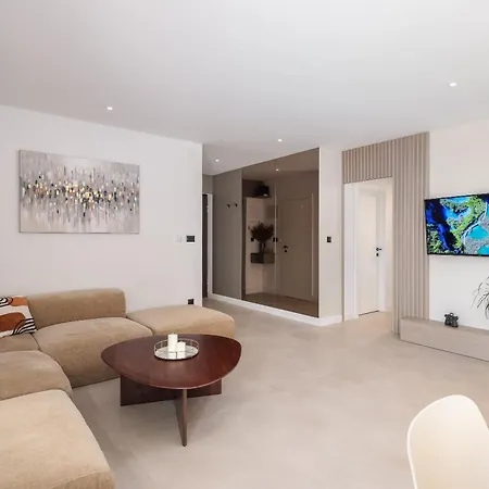 Leonela Apartment Split