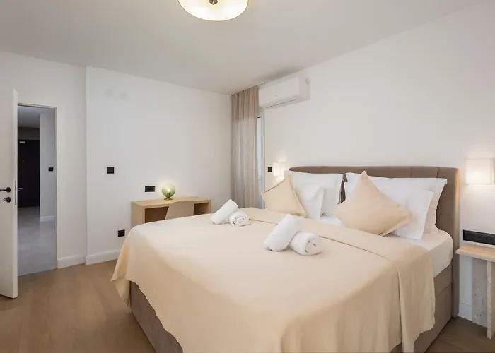 Leonela Apartment Split